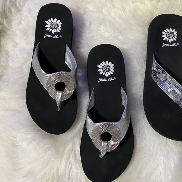 Yellow Box Black and Silver Flip Flops, size 6 EUC - Picture 2 of 13